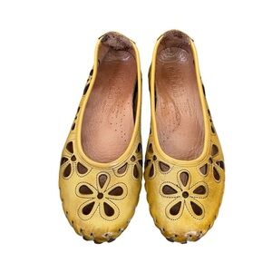 VOLKS WALKERS Yellow Floral Cutout Leather Ballet Flat Shoes 37